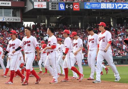 　敗戦後、ファンへのあいさつを終え引き上げる九里（右）ら広島ナイン（撮影・市尻達拡）