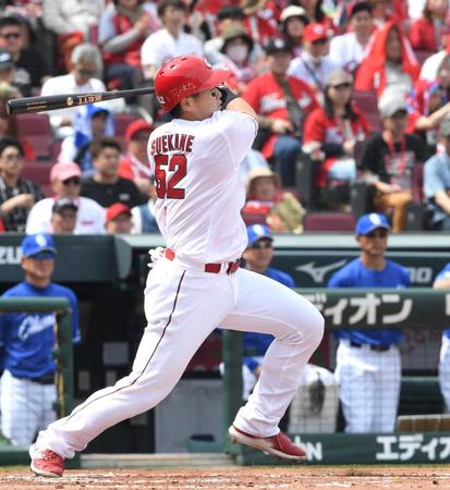 　２回、左前打を放つ末包（撮影・市尻達拡）