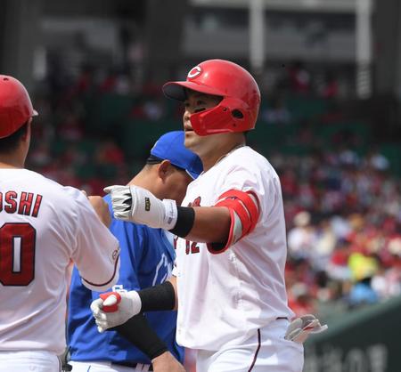 　２回、末包は左前打を放ち、三好コーチとグータッチする（撮影・市尻達拡）