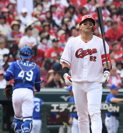 　７回、末包は空振り三振に倒れる（撮影・市尻達拡）