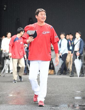 　室内での練習を終え引き上げる新井監督（撮影・市尻達拡）