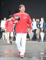 　室内での練習を終え引き上げる新井監督（撮影・市尻達拡）