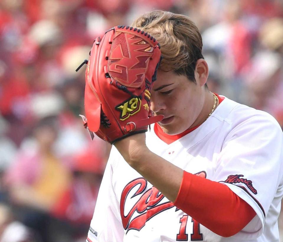 　６回、２失点した九里はグラブで顔を覆う（撮影・市尻達拡）