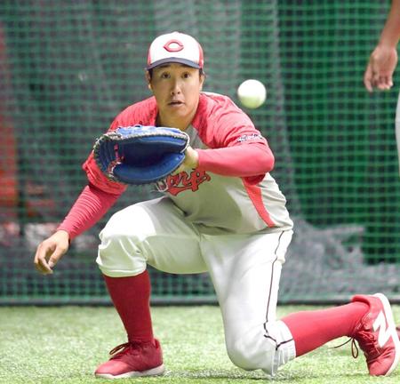 　ノックを受ける石原（撮影・市尻達拡）