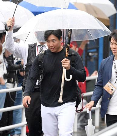 　室内での練習を終え引き揚げる石原（撮影・市尻達拡）