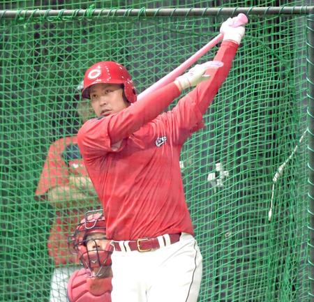 　打撃練習で汗を流す堂林（撮影・市尻達拡）