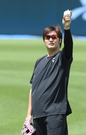 　キャッチボールでリリースの位置を確認する床田（撮影・市尻達拡）