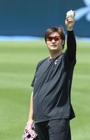 　キャッチボールでリリースの位置を確認する床田（撮影・市尻達拡）