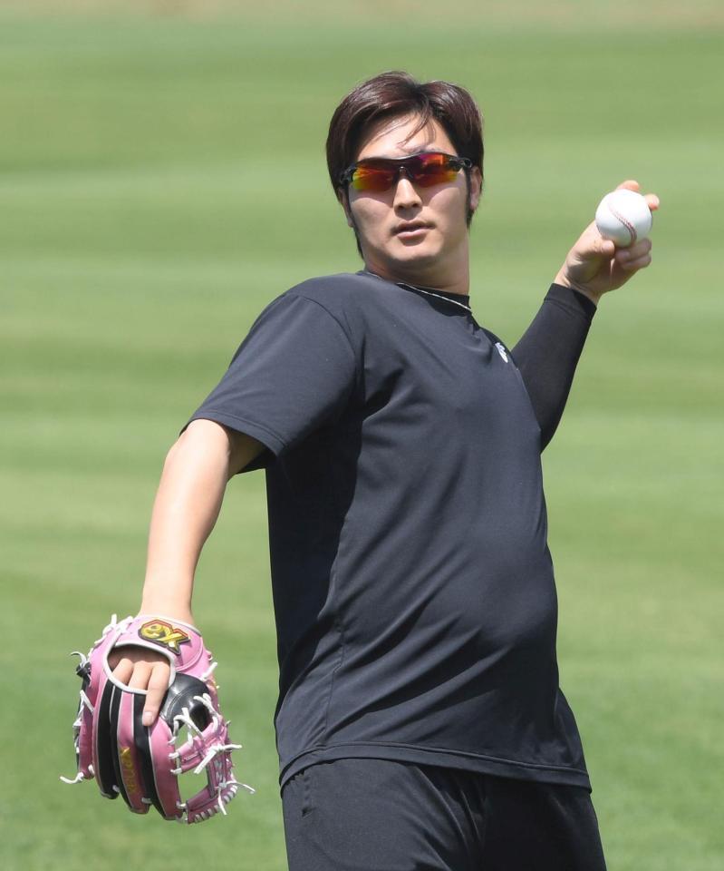 　キャッチボールをする床田（撮影・市尻達拡）