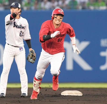 　４回、小園は左翼線へタイムリー三塁打を放ち激走する（撮影・市尻達拡）