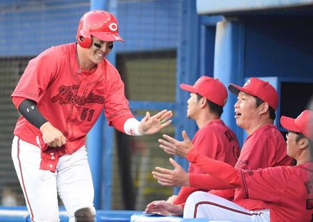 　４回、新井監督らとタッチを交わす小園