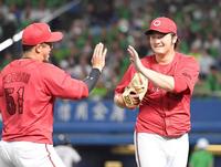 　６回のピンチをしのいだ床田は、笑顔で小園とタッチを交わす（撮影・市尻達拡）