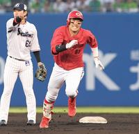 　４回、小園は左翼線へタイムリー三塁打を放ち激走する（撮影・市尻達拡）