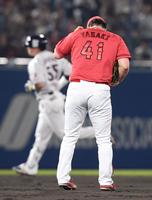 　８回、矢崎は村上にソロ本塁打を許す（撮影・市尻達拡）