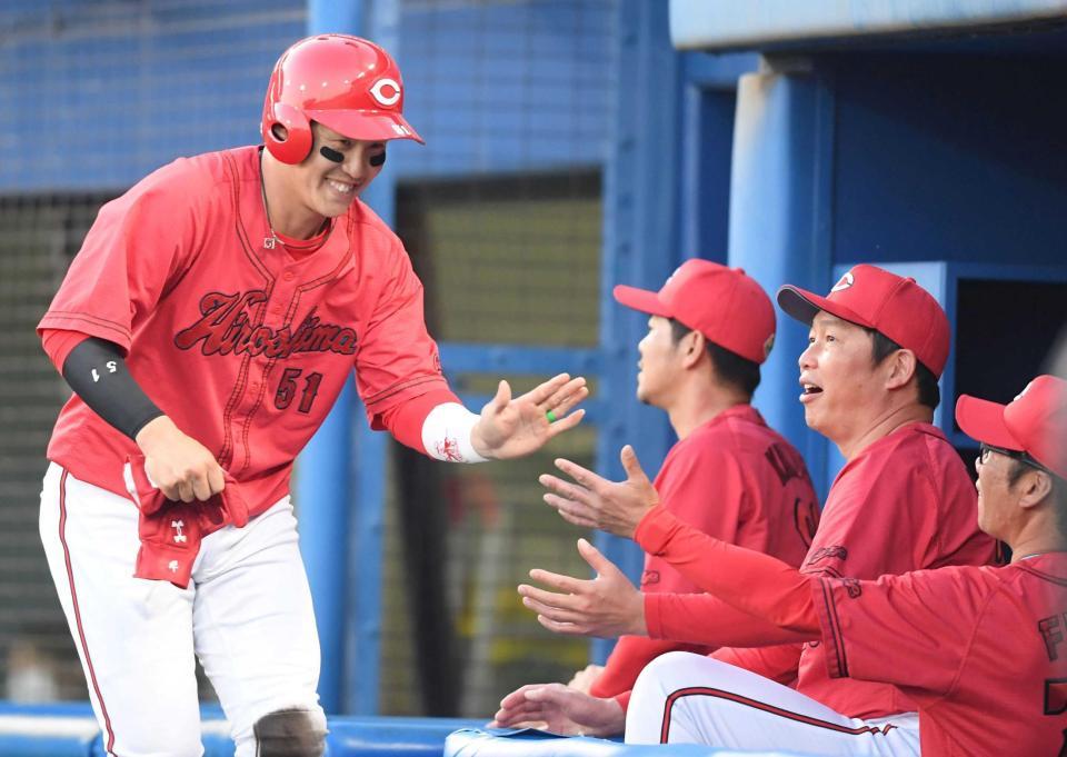 　４回、新井監督らとタッチを交わす小園