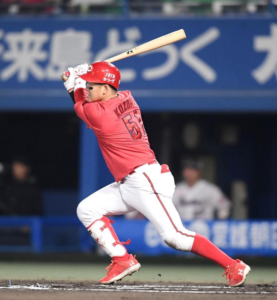 　６回、小園は右前タイムリーを放つ（撮影・市尻達拡）