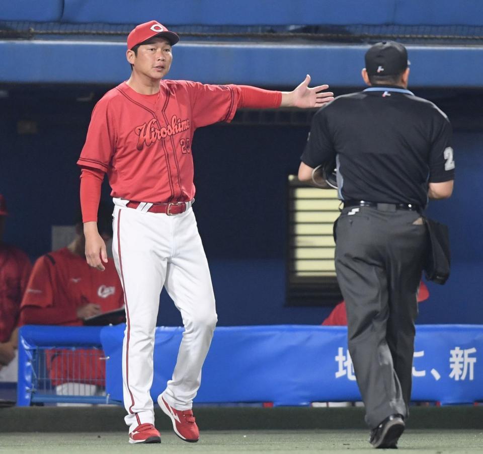 　選手交代を告げる新井監督（撮影・市尻達拡）