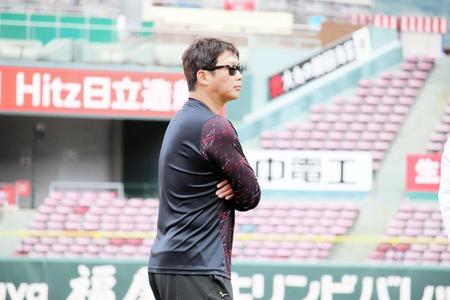 　練習を行う投手陣に視線を送る新井監督（撮影・畠山賢大）