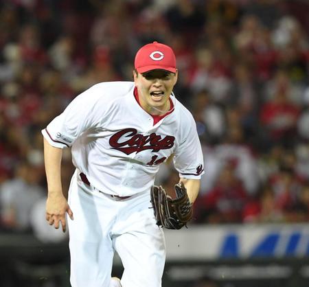 　６回、岸田の一ゴロにマウンドを駆け降り、ベースカバーに入る大瀬良（撮影・市尻達拡）