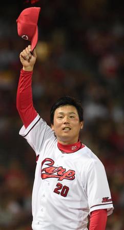 　試合を締めた栗林が、スタンドに向かって帽子を振る（撮影・市尻達拡）