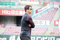 　練習を行う投手陣に視線を送る新井監督（撮影・畠山賢大）