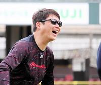 　投手練習を視察し、笑顔を見せる新井監督（撮影・畠山賢大）