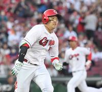 　１回、小園は先制の右翼線を破るタイムリー二塁打を放つ（撮影・市尻達拡）