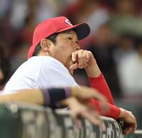　ベンチから戦況を見つめる新井監督（撮影・市尻達拡）