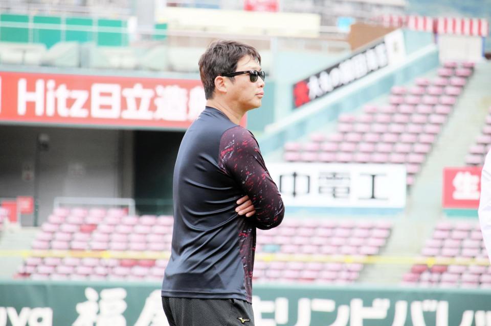 　練習を行う投手陣に視線を送る新井監督（撮影・畠山賢大）