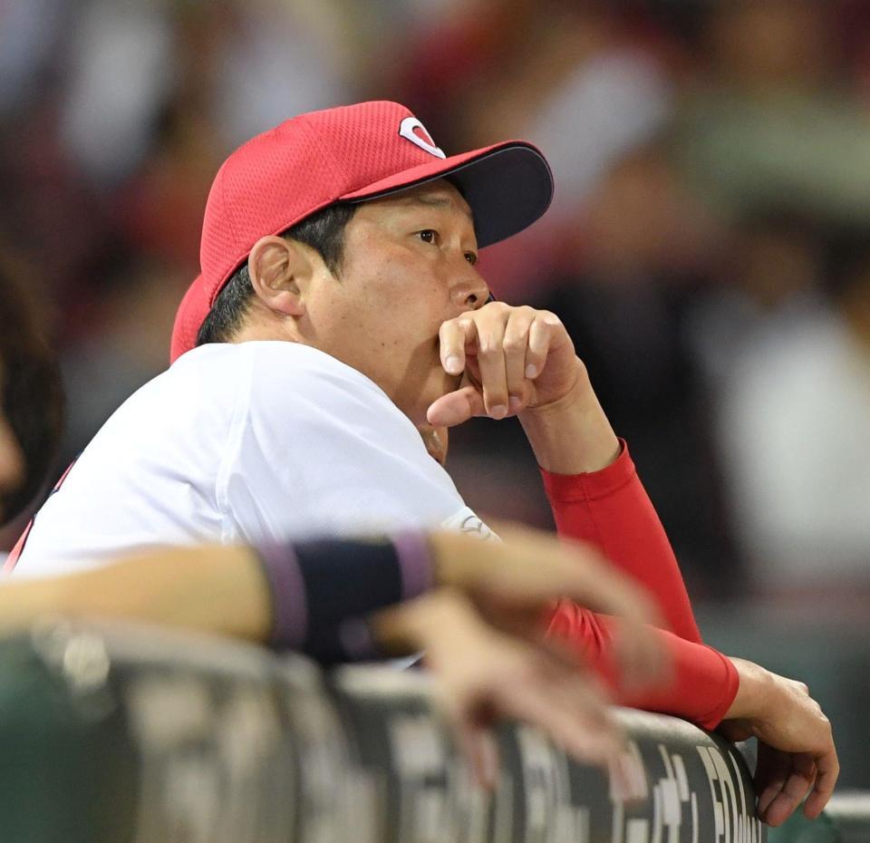 　ベンチから戦況を見つめる新井監督（撮影・市尻達拡）