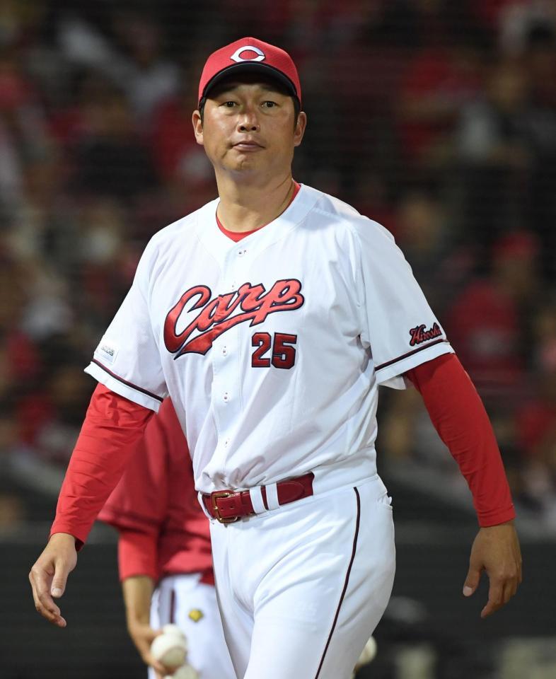 　選手交代を告げた新井監督（撮影・市尻達拡）