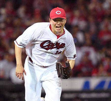 　６回、岸田の一ゴロにマウンドを駆け降り、ベースカバーに入る大瀬良（撮影・市尻達拡）