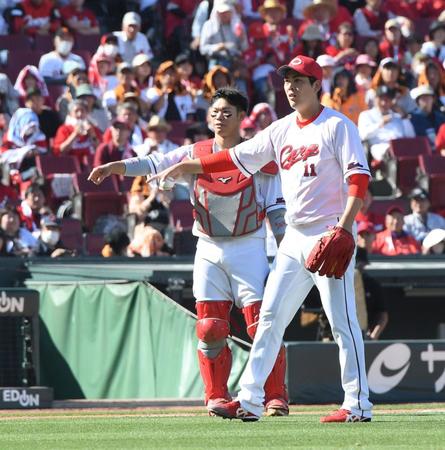 　６回、泉口の送りバントファウルに、フェアをアピールする坂倉と九里（撮影・市尻達拡）