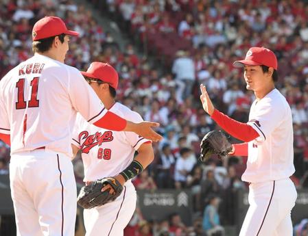 　６回のピンチをしのぎ、九里とタッチをする森浦（撮影・市尻達拡）