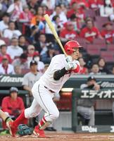 　１回、小園は右翼線を破るタイムリー二塁打を放つ（撮影・市尻達拡）