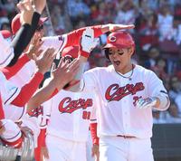 　６回、中間席へソロ本塁打を放った坂倉は、新井監督から手荒い出迎えを受ける（撮影・市尻達拡）