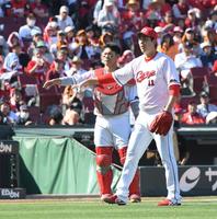 　６回、泉口の送りバントファウルに、フェアをアピールする坂倉と九里（撮影・市尻達拡）