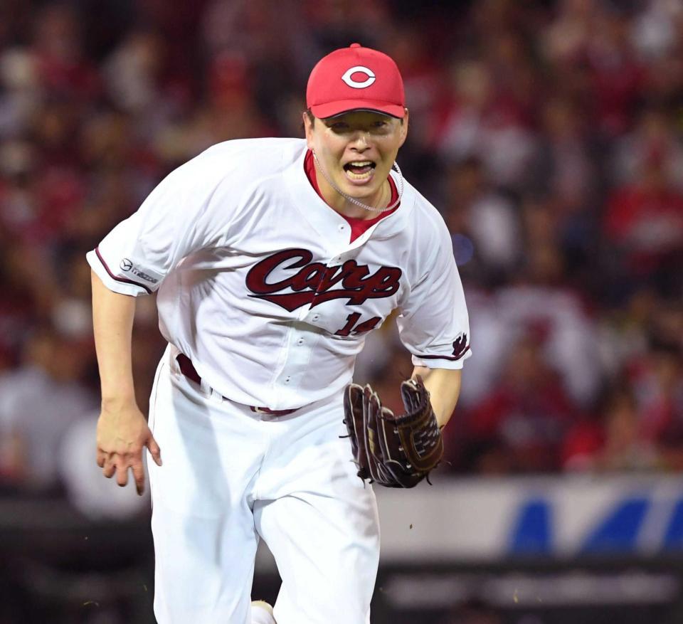 　６回、岸田の一ゴロにマウンドを駆け降り、ベースカバーに入る大瀬良（撮影・市尻達拡）