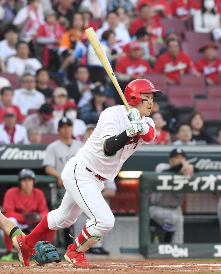 　１回、小園は右翼線を破るタイムリー二塁打を放つ（撮影・市尻達拡）