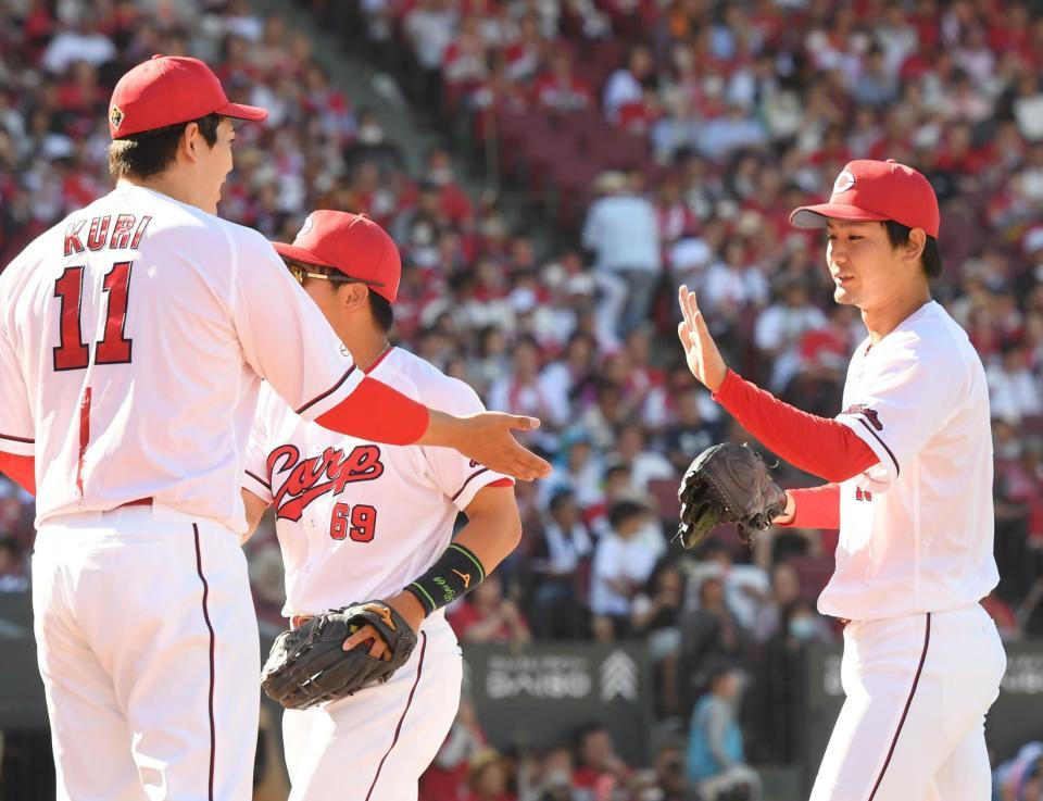 　６回のピンチをしのぎ、九里とタッチをする森浦（撮影・市尻達拡）