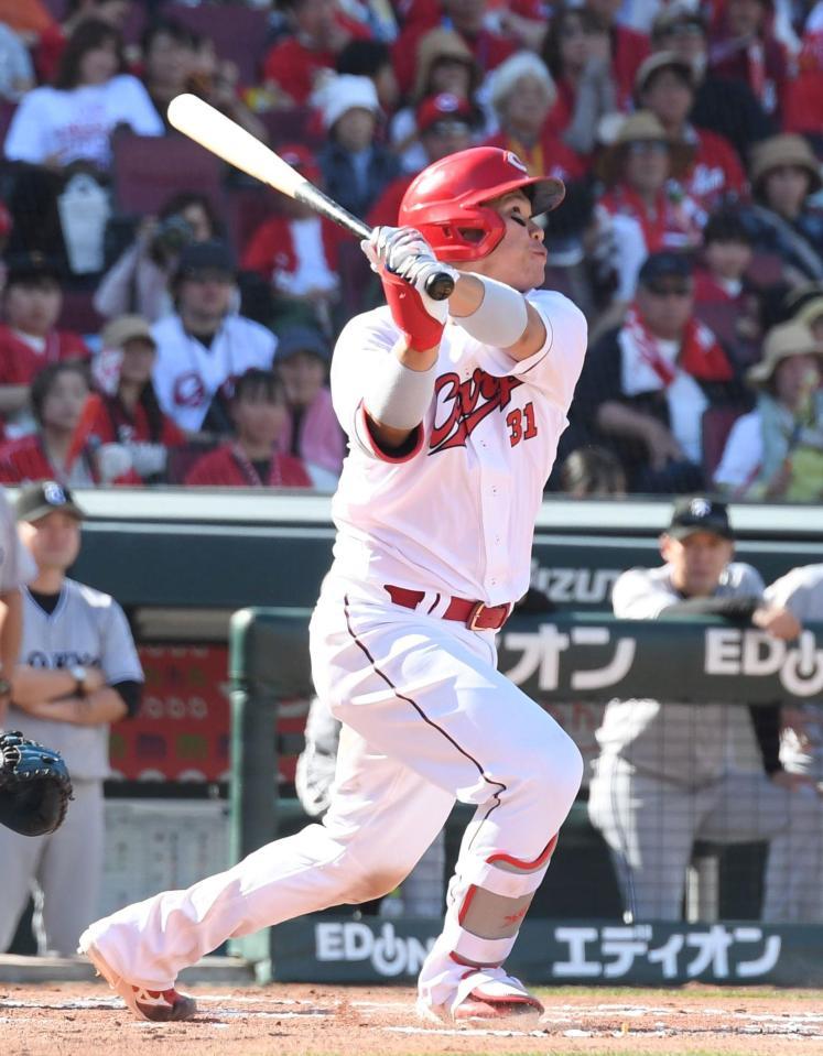 　６回、右中間席へソロ本塁打を放つ坂倉（撮影・市尻達拡）