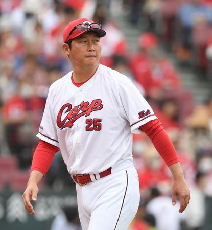 　選手交代を告げた新井監督（撮影・市尻達拡）