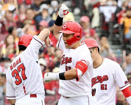 　１回、３ランを放った末包は、野間とタッチを交わす（撮影・市尻達拡）