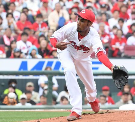 　１回、小林の打球にグラブを出すアドゥワ（撮影・市尻達拡）