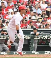 　５回、中前打を放った末包（撮影・市尻達拡）