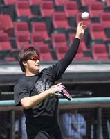 　キャッチボールをする床田（撮影・市尻達拡）