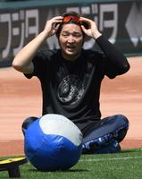 　練習を終え、リラックスする床田（撮影・市尻達拡）