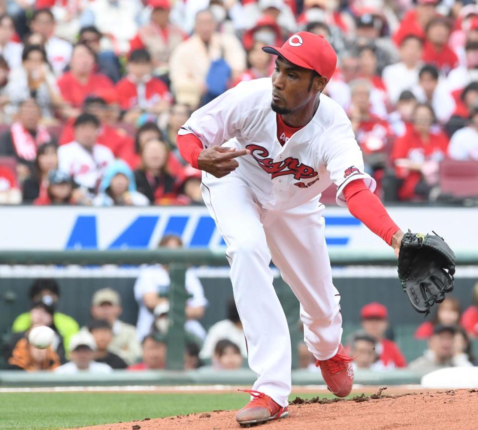 　１回、小林の打球にグラブを出すアドゥワ（撮影・市尻達拡）