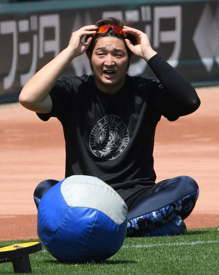 　練習を終え、リラックスする床田（撮影・市尻達拡）