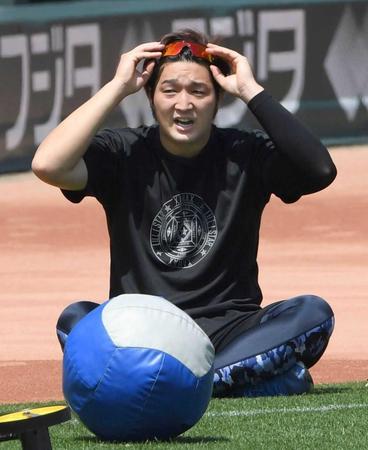 　練習を終え、リラックスする床田（撮影・市尻達拡）